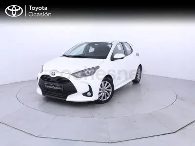 Usado Toyota Yaris Hybrid Active 116 CV (85 kW) 2022 Blanco Berlina