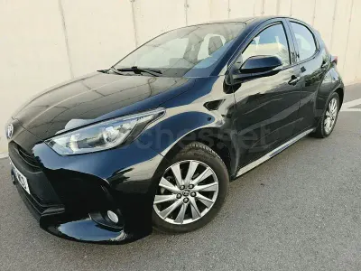 Usado Toyota Yaris Hybrid Active 116 CV (85 kW) 2022 Negro Berlina