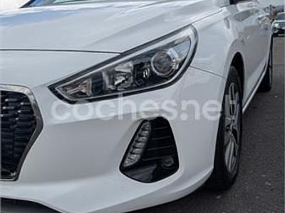 Usado Hyundai i30 140 CV (102 kW) 2018 Blanco Berlina