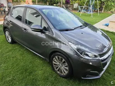 Usado Peugeot 208 Signature Sky 82 CV (60 kW) 2018 Gris / plata Utilitario