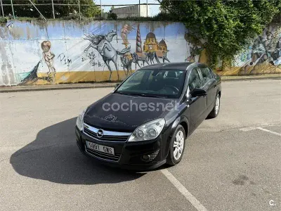 Usado Opel Astra Edition 110 CV (80 kW) 2010 Negro Berlina