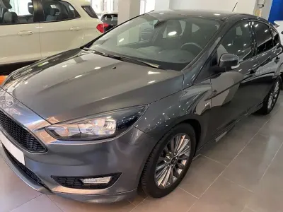 Usado Ford Focus ST-Line 125 CV (91 kW) 2018 Gris Utilitario