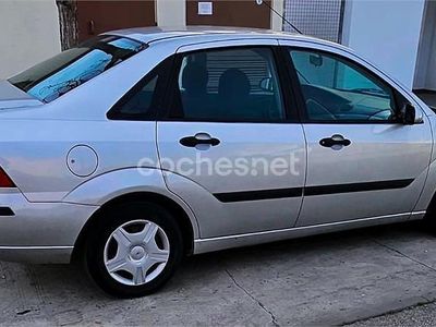 Usado Ford Focus Ambiente 100 CV (73 kW) 2004 Gris / plata Berlina