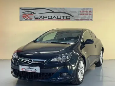 Usado Opel Astra GTC Sportive 140 CV (102 kW) 2014 Negro Utilitario