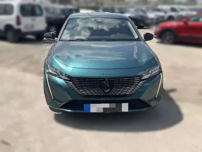 Usado Peugeot 308 Allure 131 CV (96 kW) 2023 Verde Berlina