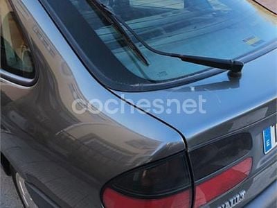 Begagnad Renault Laguna 95 HK (69 kW) 1994 Grå Halvkombi