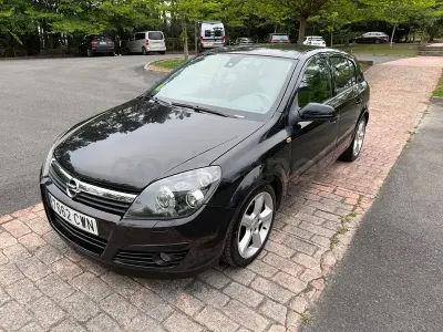 Usado Opel Astra Cosmo 125 CV (91 kW) 2004 Negro Berlina