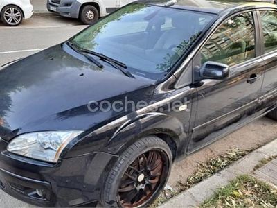 Begagnad Ford Focus Ghia 109 HK (80 kW) 2005 Svart Sedan