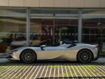 Usado Ferrari SF90 1001 CV (736 kW) 2023 Gris metalizado Descapotable