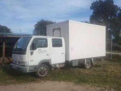 usado Nissan Cabstar doble cabina Caja cerrada