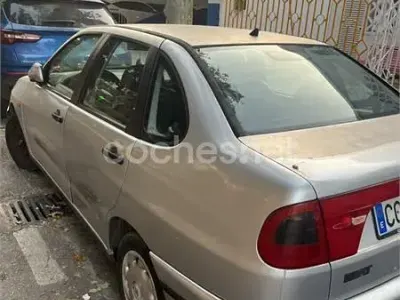 Usado Seat Cordoba 60 CV (44 kW) 1999 Gris / plata Berlina