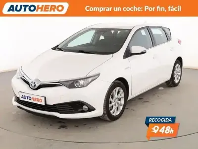 Usado Toyota Auris Hybrid Active 140 CV (102 kW) 2018 Blanco Berlina