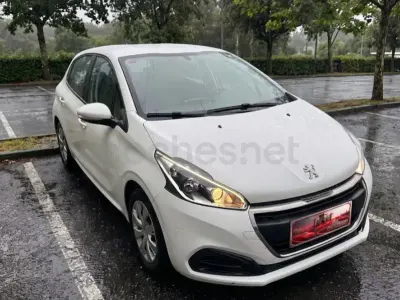 Usado Peugeot 208 Active 82 CV (60 kW) 2019 Blanco Utilitario