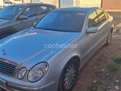 Usado Mercedes E270 Avantgarde 170 CV (125 kW) 2002 Gris / plata Berlina