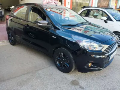 Usado Ford Ka Plus Ultimate 86 CV (63 kW) 2017 Negro Utilitario