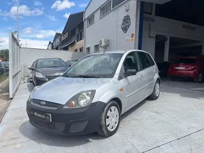 Usado Ford Fiesta Ambiente 70 CV (51 kW) 2007 Gris / plata Utilitario