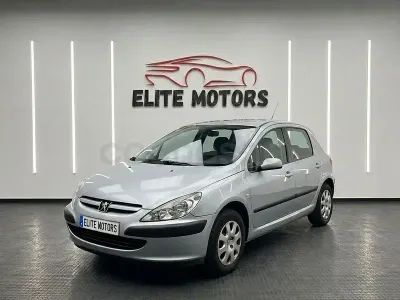 Usado Peugeot 307 90 CV (66 kW) 2004 Gris / plata Berlina