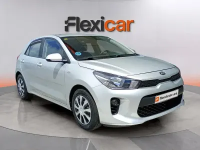 Usado Kia Rio 84 CV (61 kW) 2020 Gris Berlina