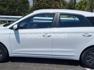 Usado Hyundai i20 75 CV (55 kW) 2017 Blanco Berlina