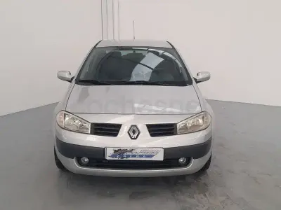 Usado Renault Mégane Authentique 80 CV (58 kW) 2005 Gris / plata Berlina