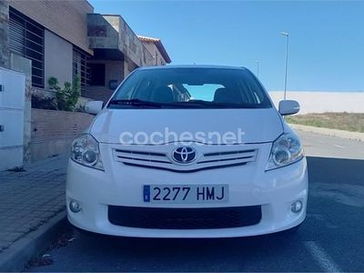 Usado Toyota Auris Active 90 CV (66 kW) 2013 Blanco Berlina