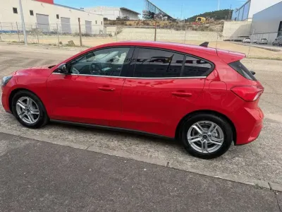 Usado Ford Focus Active 125 CV (91 kW) 2021 Rojo Utilitario