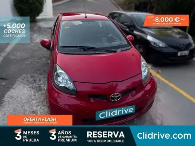 Usado Toyota Aygo 68 CV (50 kW) 2010 Rojo Utilitario