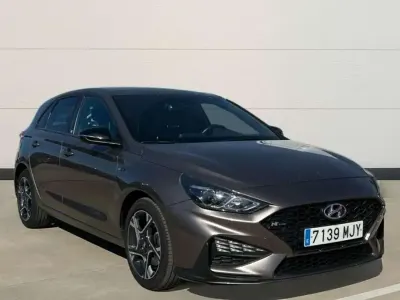 Usado Hyundai i30 N Line 121 HP (88 kW) 2023 Cinzento Sedan