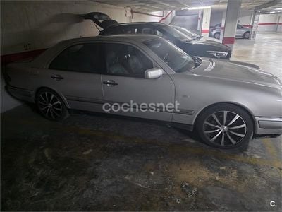 Usado Mercedes E280 Elegance 204 CV (150 kW) 1997 Gris / plata Berlina