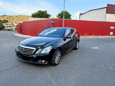 Usado Mercedes E200 136 CV (100 kW) 2010 Negro Familiar
