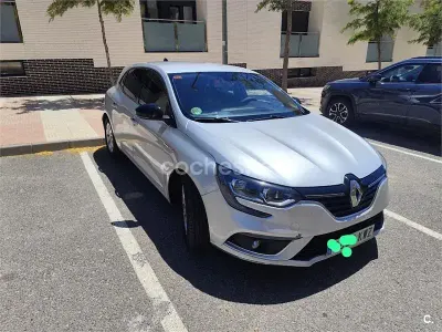 Usado Renault Mégane Life 115 CV (84 kW) 2019 Gris / plata Berlina
