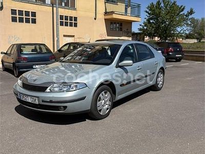 Usado Renault Laguna II Dynamique 120 CV (88 kW) 2003 Gris / plata Berlina