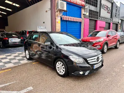 Usado Mercedes B180 Urban 109 CV (80 kW) 2014 Negro Utilitario