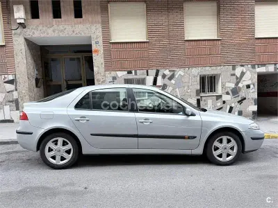 Usado Renault Laguna II Authentique 110 CV (80 kW) 2002 Gris / plata Berlina