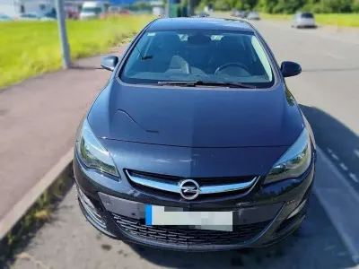 Usado Opel Astra Selective 165 CV (121 kW) 2015 Negro Berlina