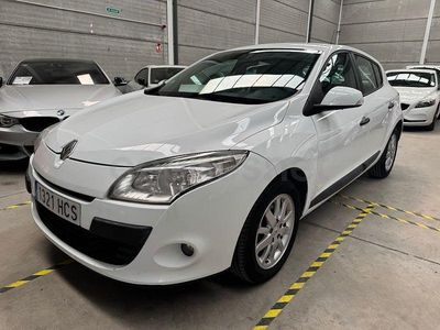 Begagnad Renault Mégane Authentique 100 HK (73 kW) 2011 Vit Sedan