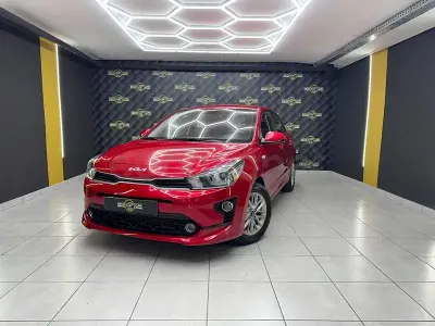Usado Kia Rio 84 CV (61 kW) 2022 Rojo Berlina