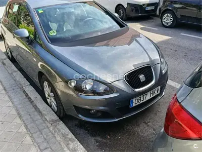 Usado Seat Leon Reference 105 CV (77 kW) 2012 Gris / plata Berlina