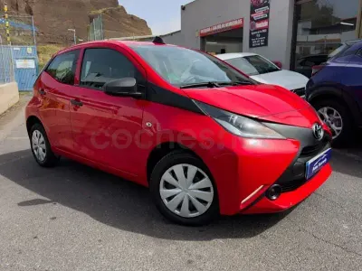 Usado Toyota Aygo X-play 69 CV (50 kW) 2015 Rojo Utilitario
