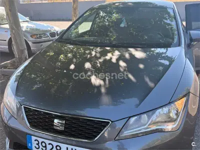 Usado Seat Leon Reference 105 CV (77 kW) 2014 Gris / plata Berlina
