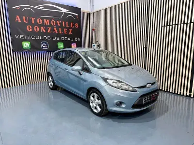 Usado Ford Fiesta Trend 68 CV (50 kW) 2010 Azul Berlina