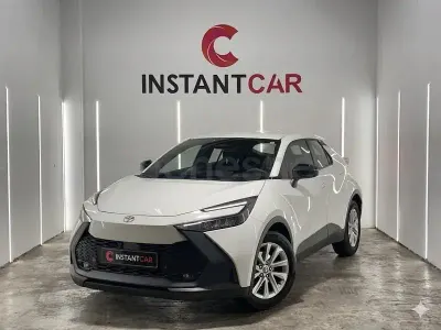 Käytetty Toyota C-HR Active 140 HP (102 kW) 2024 Valkoinen Katumaasturi