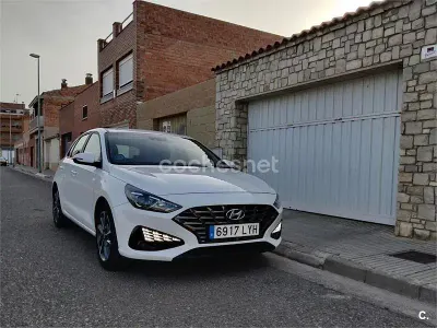 Usado Hyundai i30 110 CV (80 kW) 2022 Blanco Berlina