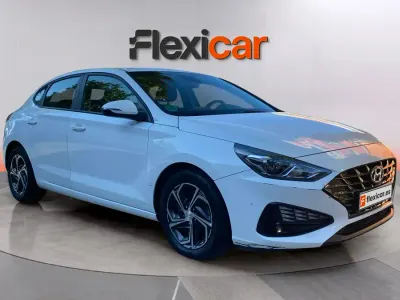 Usado Hyundai i30 120 CV (88 kW) 2022 Blanco Berlina