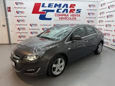Usado Opel Astra Selective 140 CV (102 kW) 2012 Gris / plata Berlina