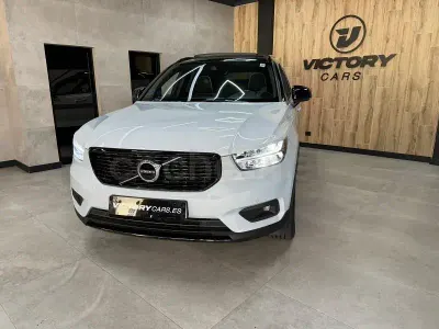 Begagnad Volvo XC40 R-Design 211 HK (155 kW) 2020 Vit SUV