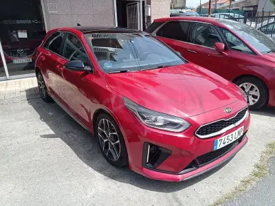 Usado Kia Ceed 136 CV (100 kW) 2021 Granate Utilitario