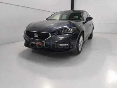 Usado Seat Leon Style 115 CV (84 kW) 2020 Gris / plata Berlina