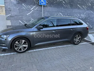 Usado Skoda Superb Style 150 CV (110 kW) 2022 Gris / plata Familiar