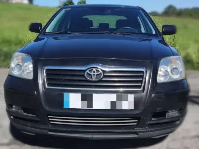 Usado Toyota Avensis Limited 116 CV (85 kW) 2005 Rojo Berlina